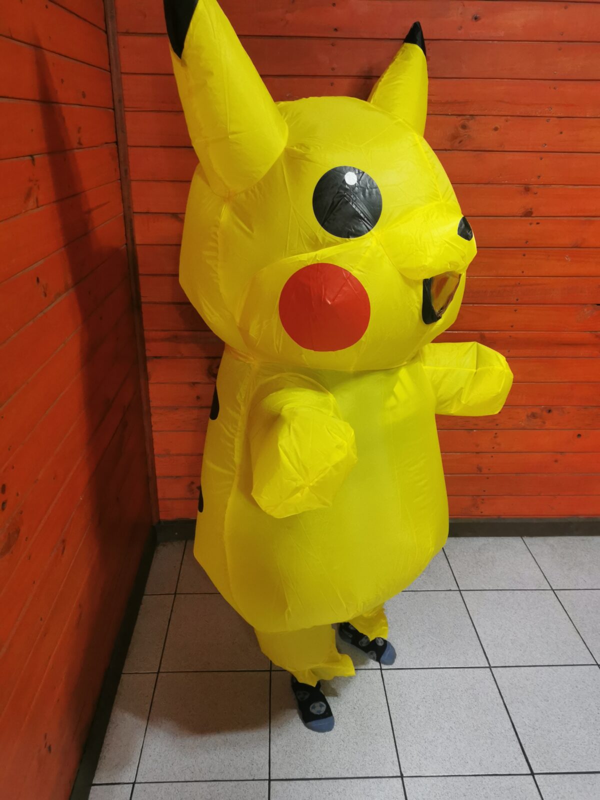 disfraz inflable de Pikachu scaled
